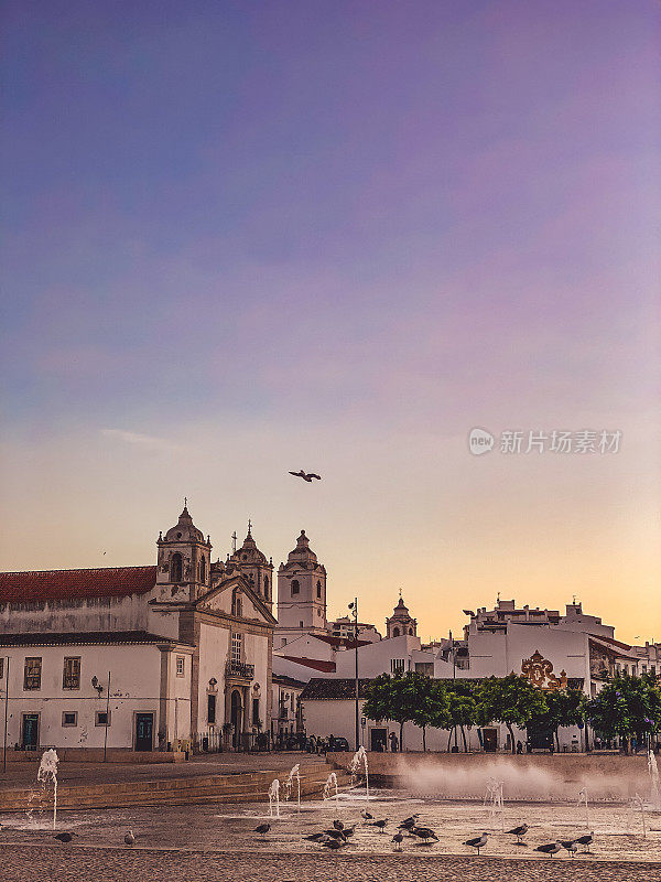 美丽的夜晚心情在拉各斯广场(Praça do Infante D. Henrique)在拉各斯，葡萄牙